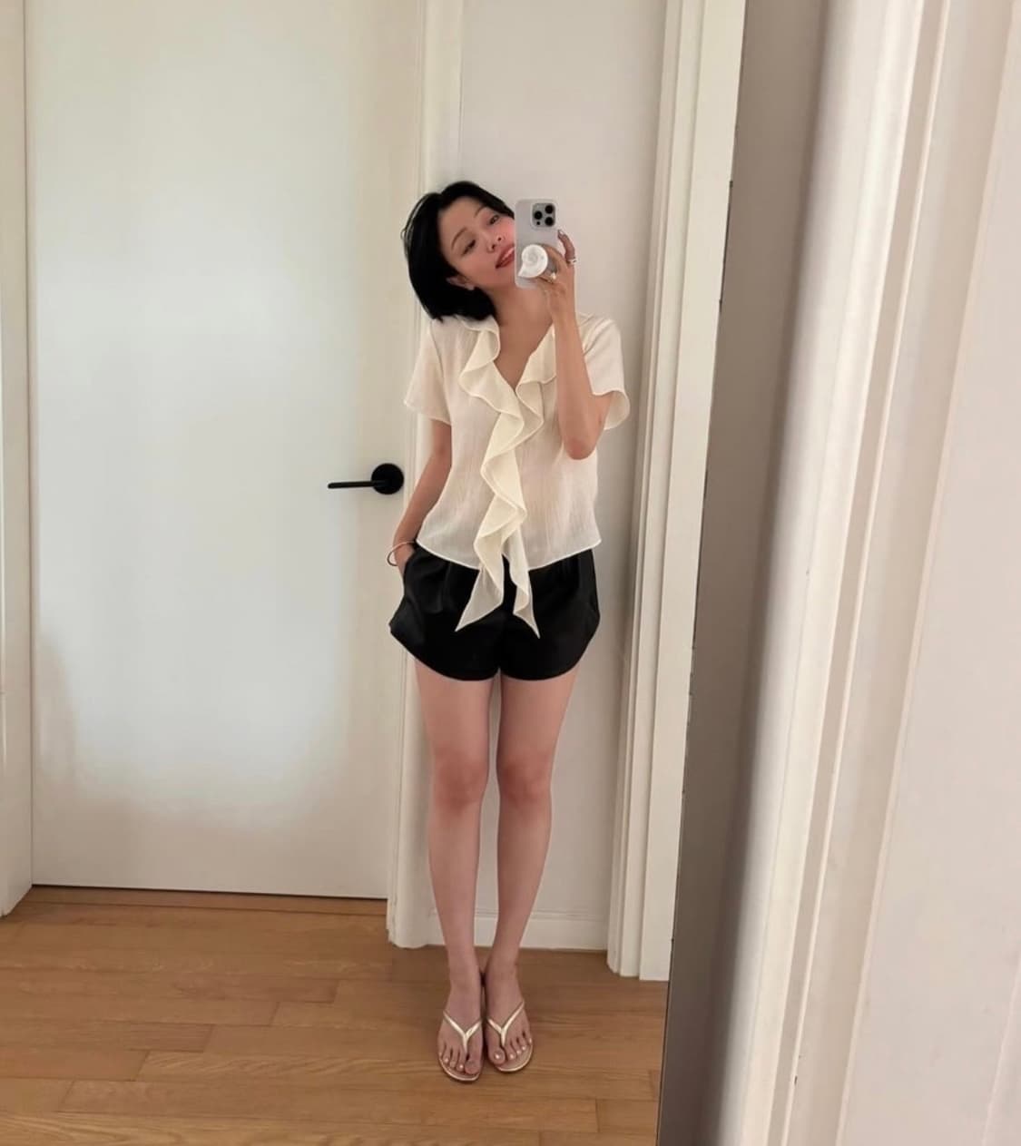 오브네어 줄라이 프릴 블라우스 웨이브 셔링 여름 반팔 실크 브이넥 상품이미지3