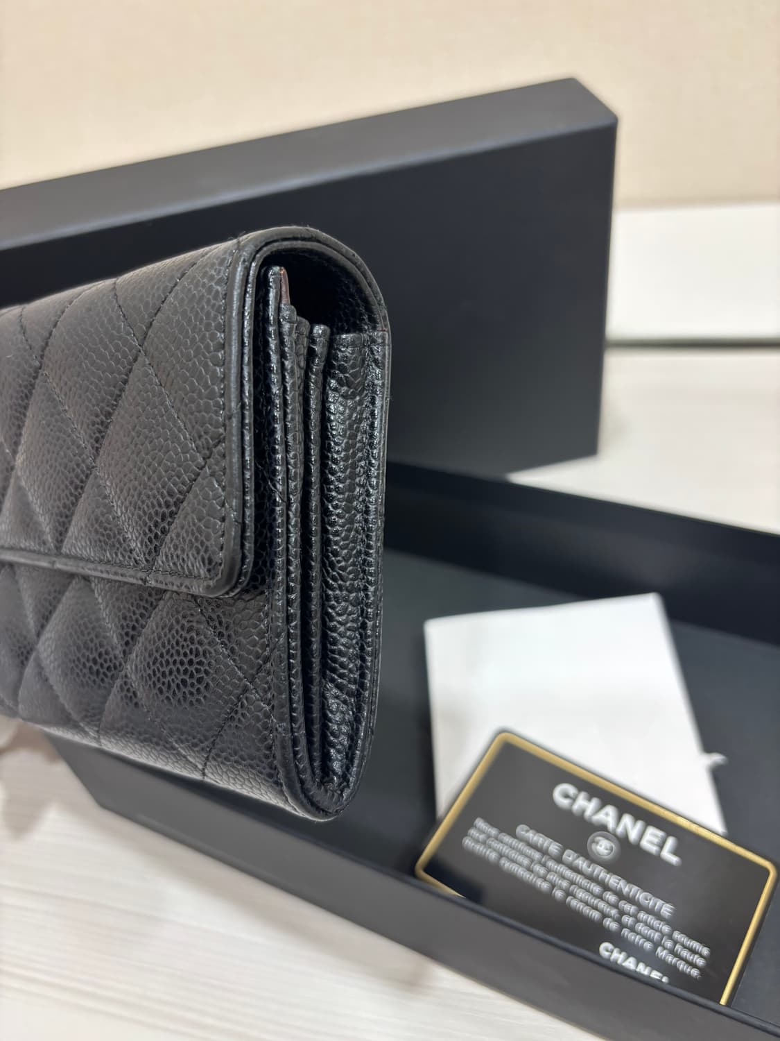 샤넬 클래식 금장 캐비어 플랩 장지갑 상품이미지4