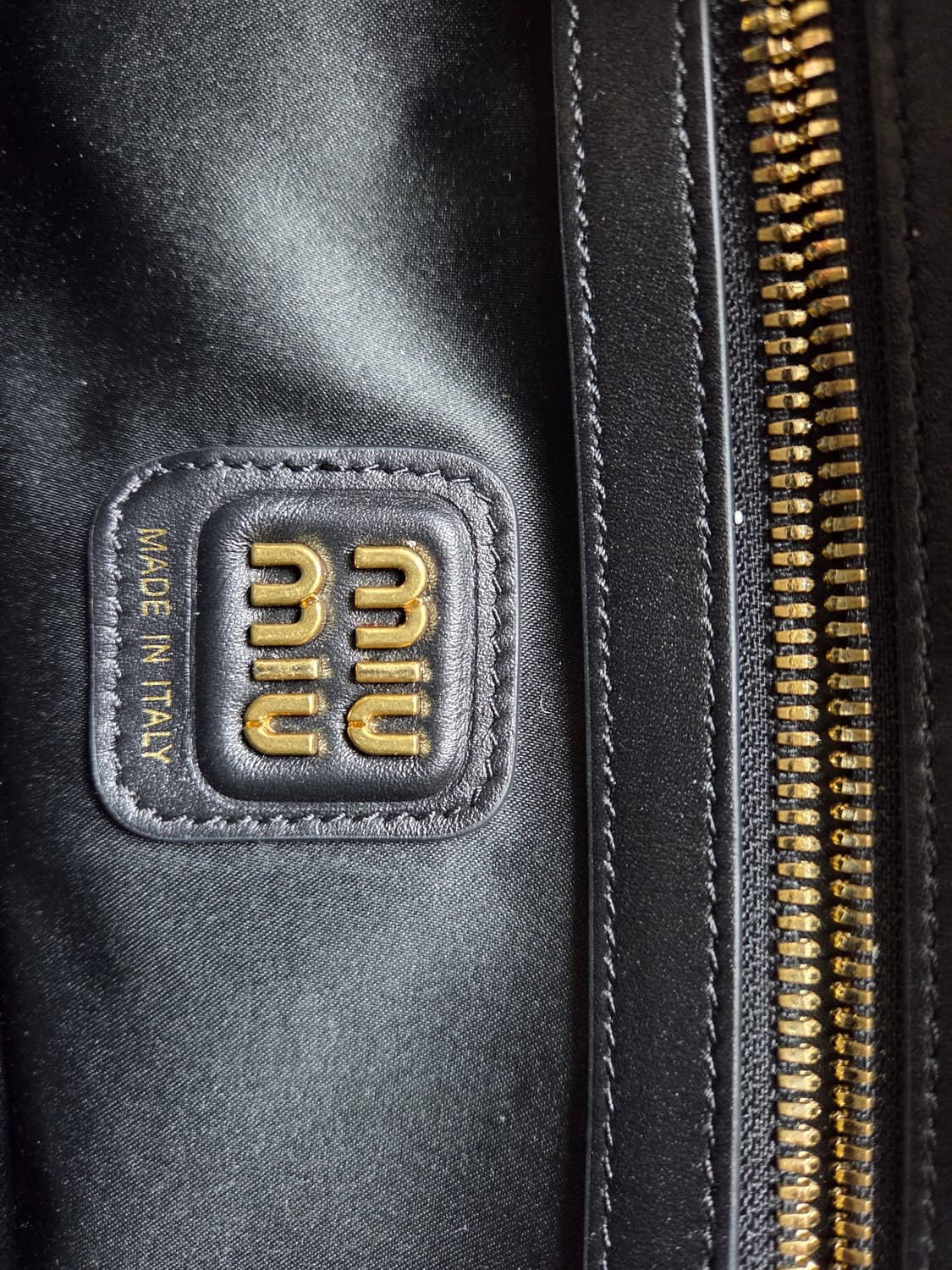 미우미우 나플락 페이턴트 보 백 가방 팝니다 상품이미지2