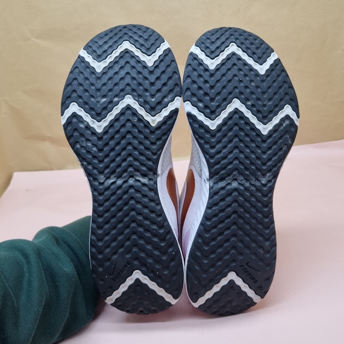 나이키 레볼루션5 여성운동화245 상품이미지3