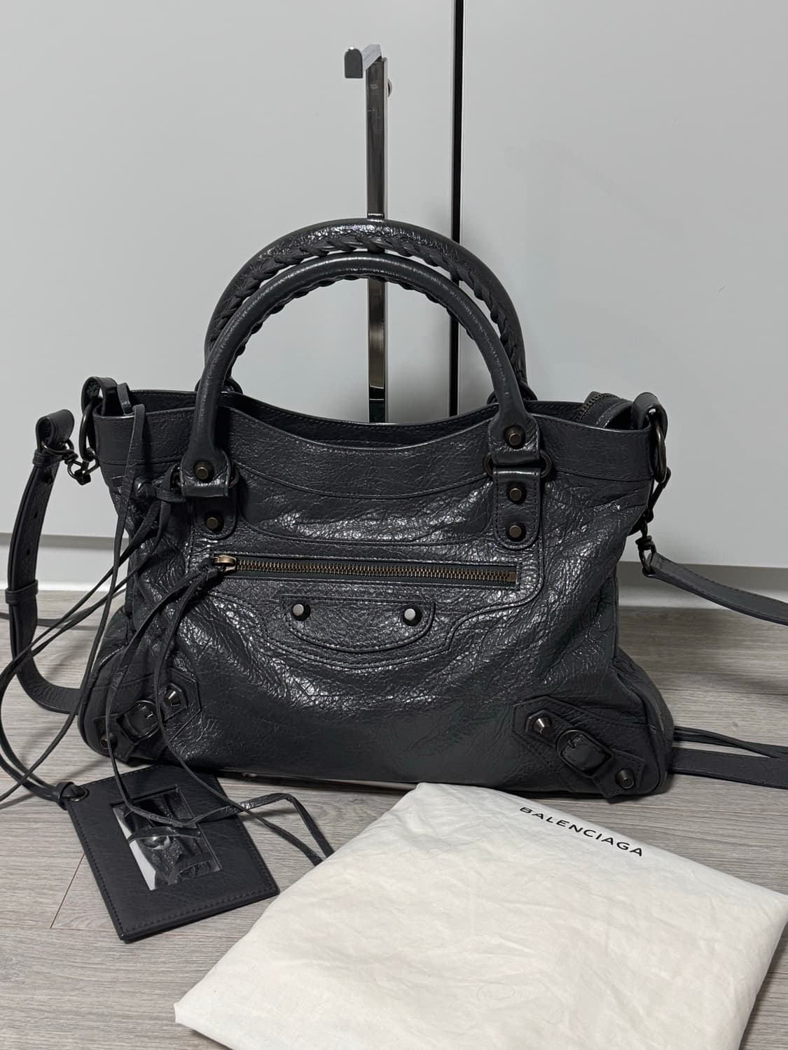 발렌시아가 모터백 퍼스트 다크그레이 s사이즈 상태 A+ 상품이미지3