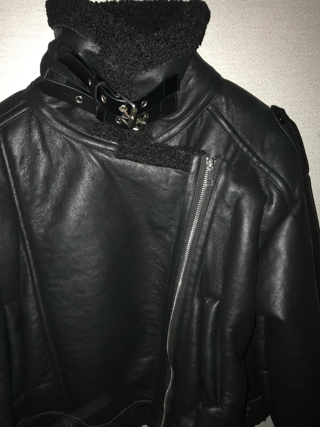 High Neck Short Mustang Black 상품이미지1