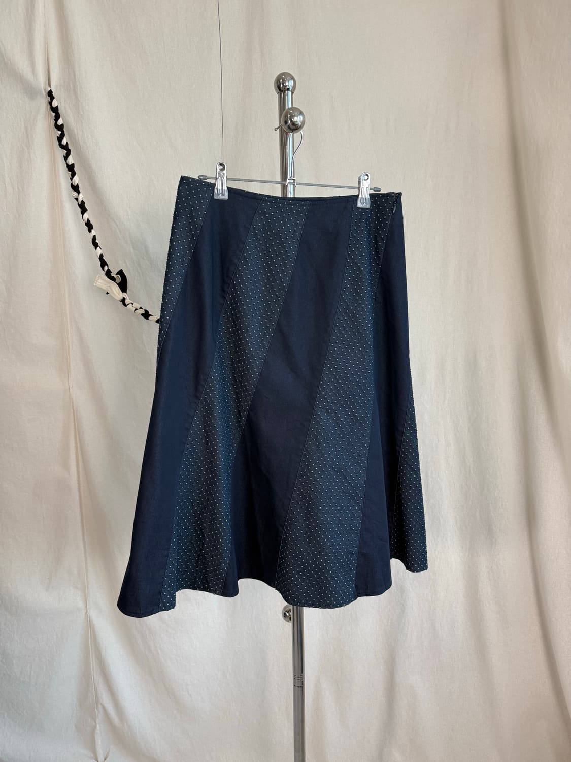 도트 절개라인 데님 미디스커트 상품이미지1