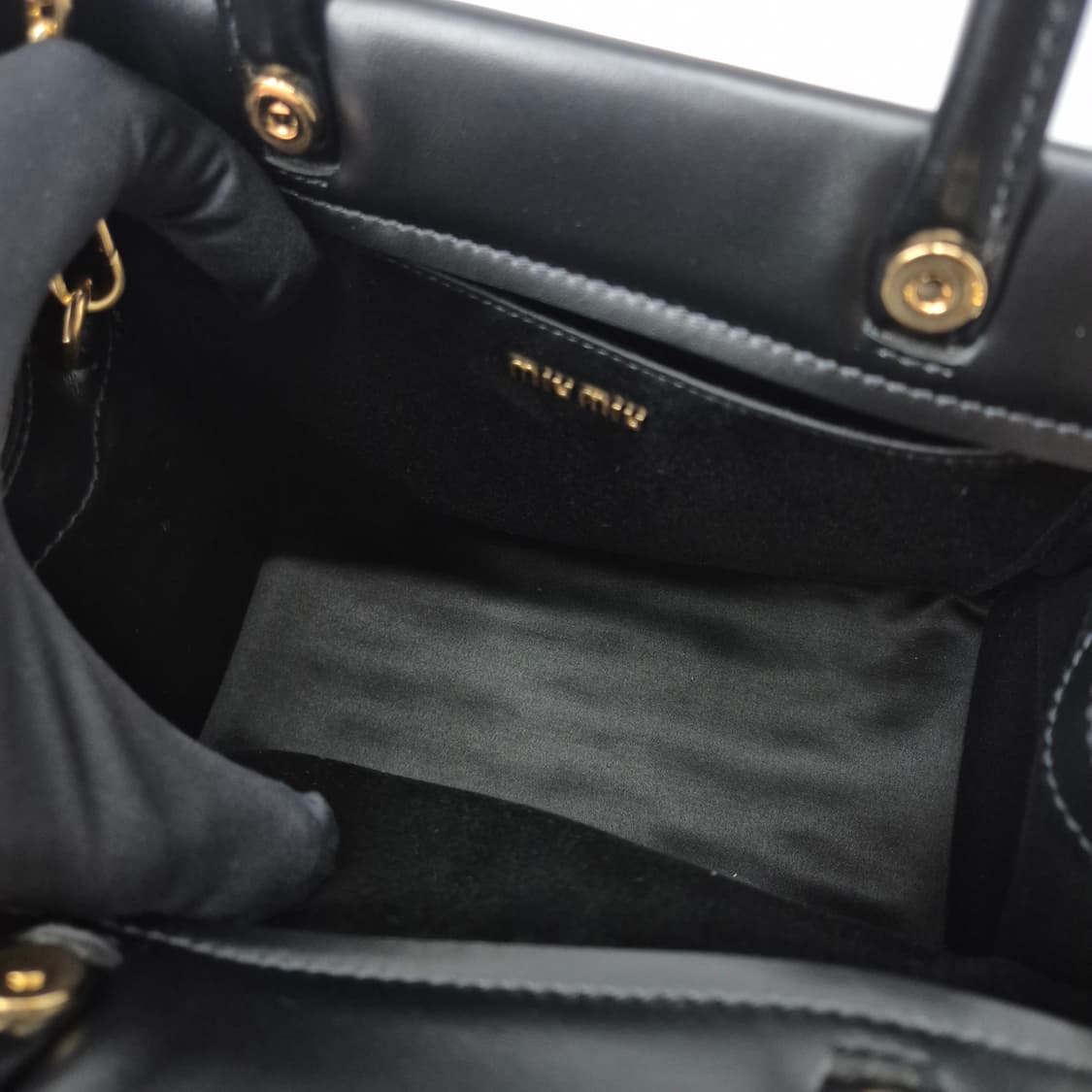 미우미우 엠보싱 로고 레더 토트백 & 숄더백 블랙 (5BA243) 상품이미지9