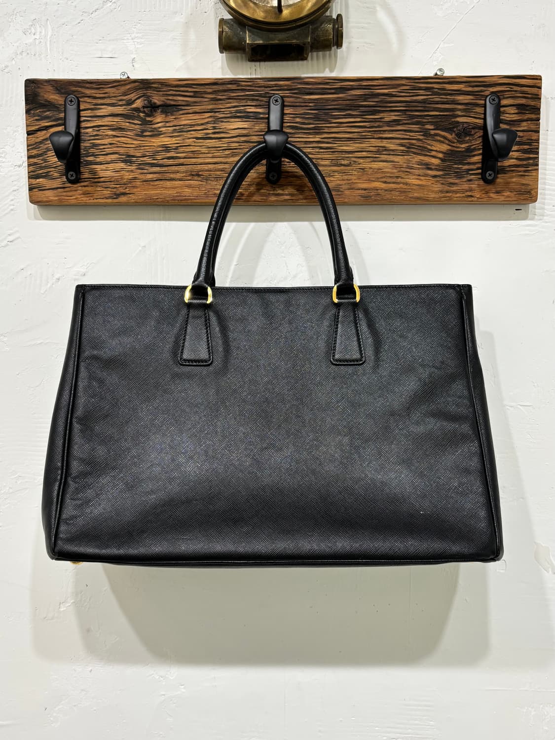Prada 프라다 삼각 로고 블랙 레더 토트백 상품이미지5