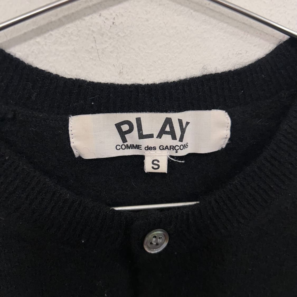 꼼데가르송 시그니처 블랙하트 부클 크롭 가디건 상품이미지3