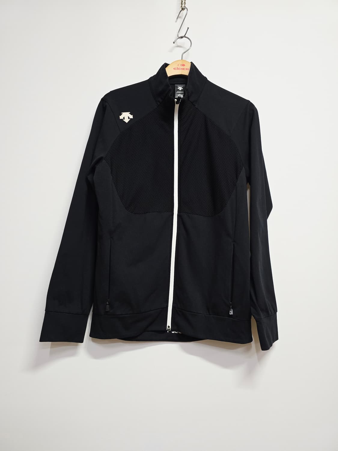 데상트 블랙 메쉬 트랙 자켓100 상품이미지1