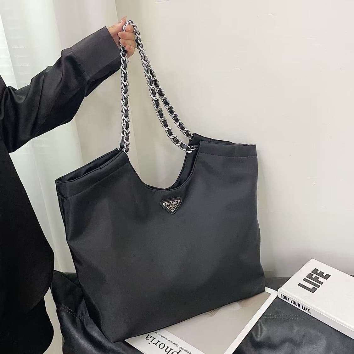 프라다 블랙 포코노 로고 빅 숄더 체인백 상품이미지2