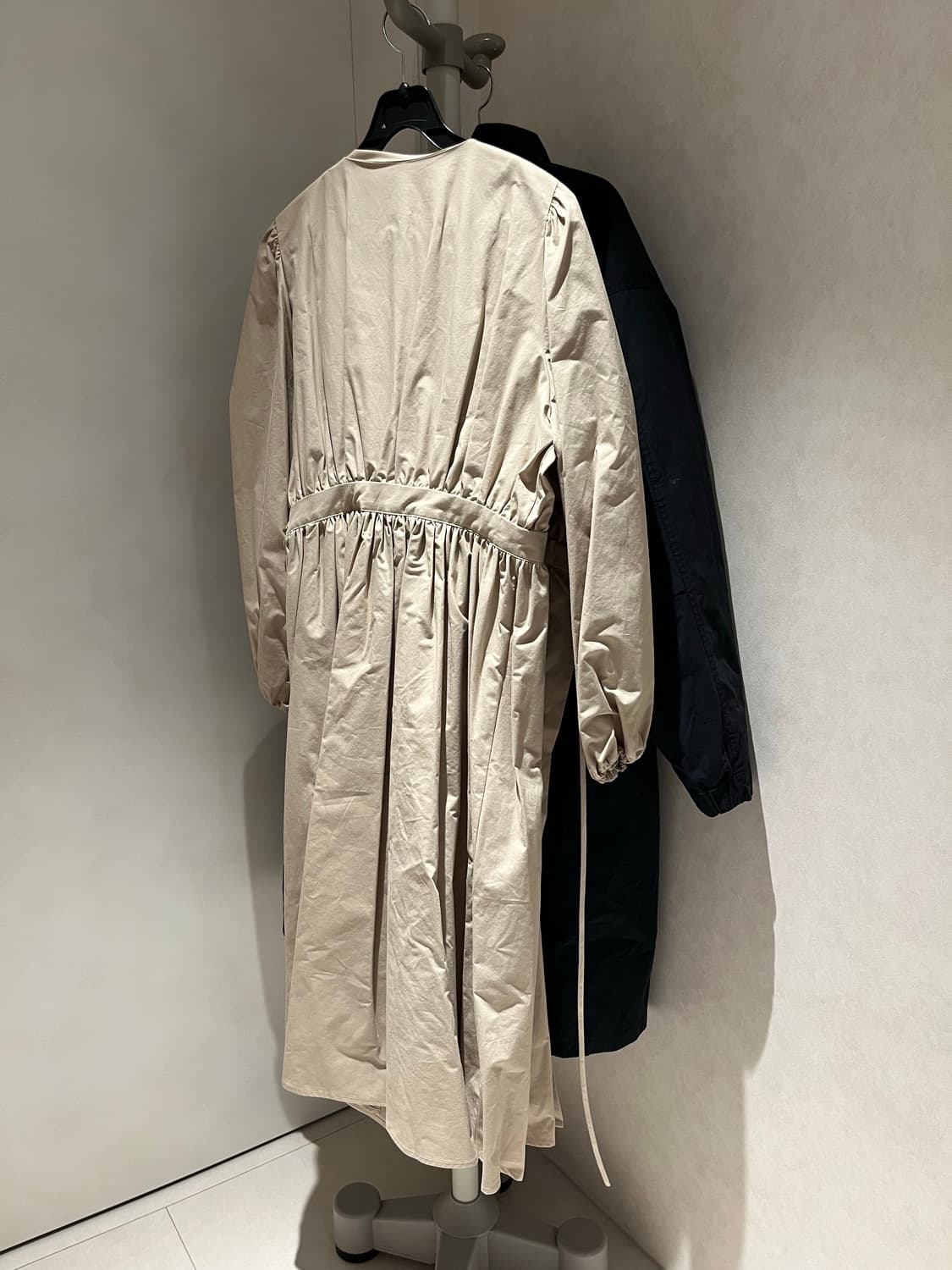 리엘 puff v neck 트렌치 원피스 베이지 상품이미지6