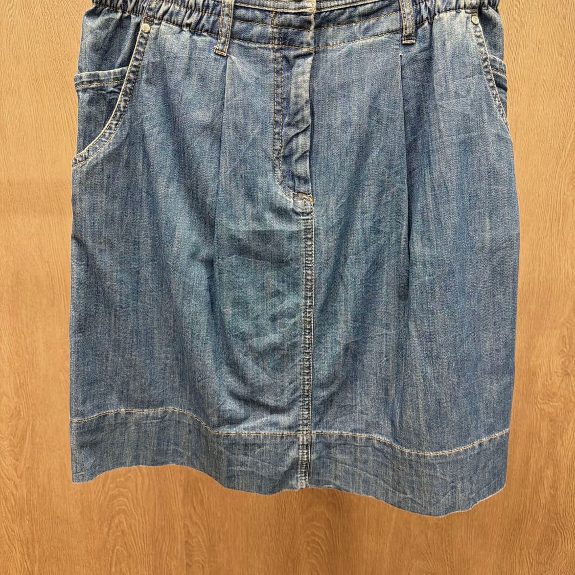 스포트막스 데님 미디 스커트 스티치 사이드 밴딩 디테일 A라인 중청 상품이미지5