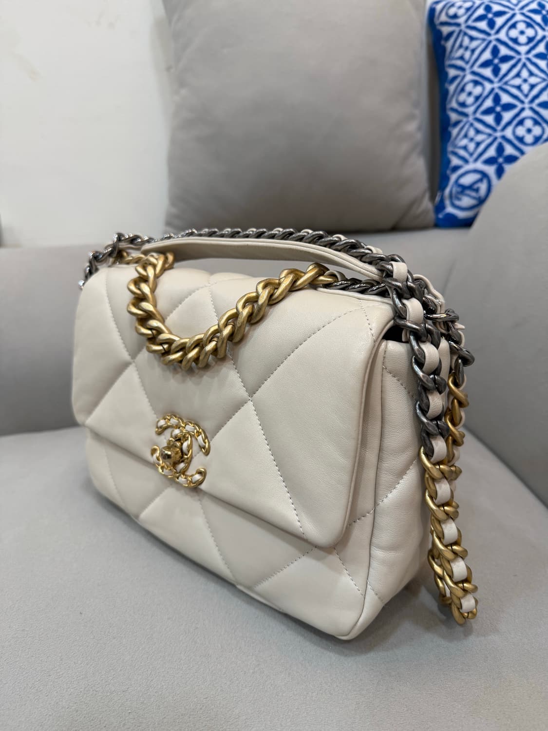 샤넬 19백 30번대 미디움 숄더백 상품이미지3