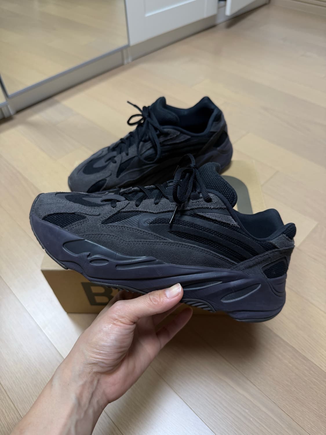 이지 부스트 700 V2 반타 상품이미지1