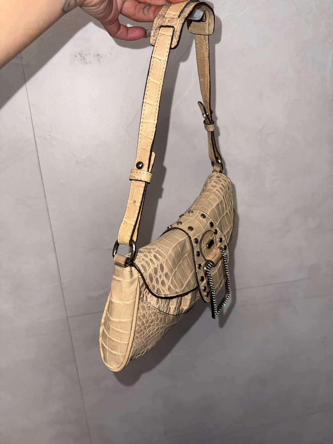 Guess beige python cubic buckle 숄더백 상품이미지3