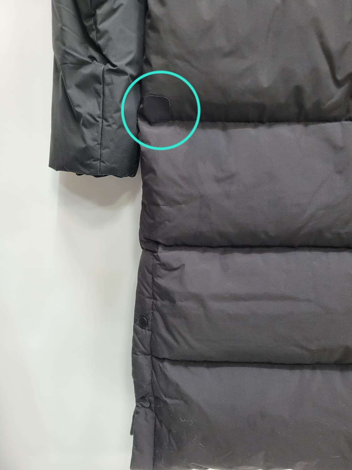 NERDY 널디 백로고 후드 다운 롱 패딩 / S 블랙 (수선)
 상품이미지7