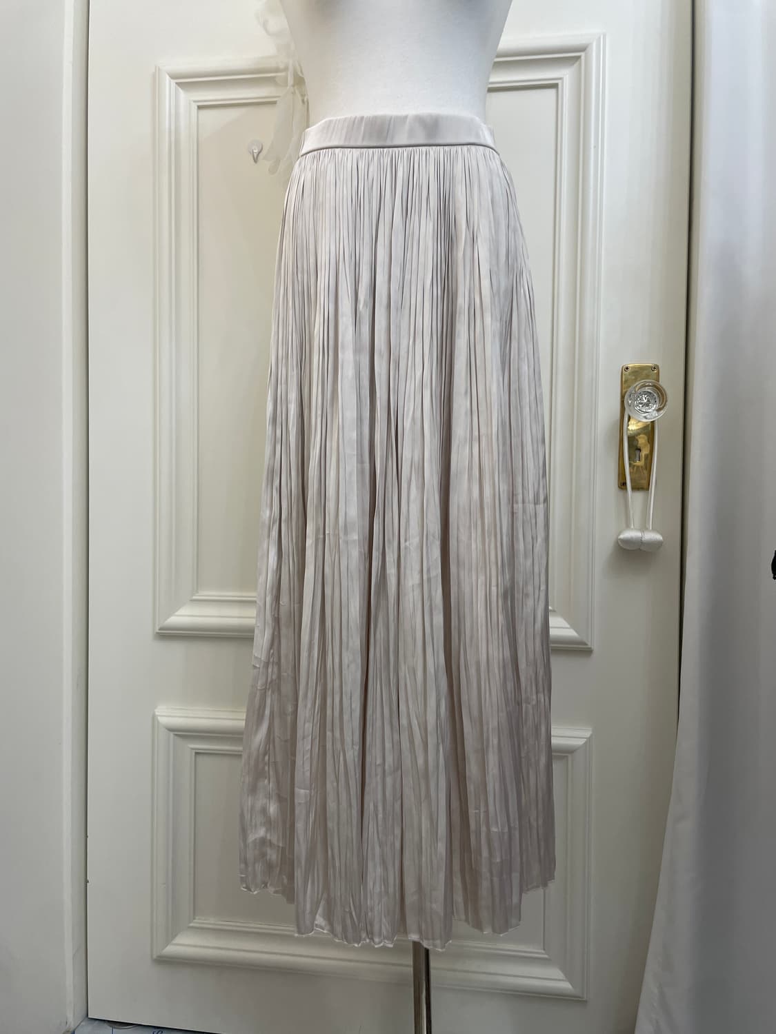 gray beige satin pleats long skirt 상품이미지4