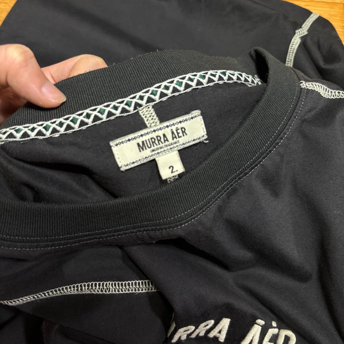 2 무라 아에르 MURRA AER 블랙 스티치 롱슬리브 상품이미지4