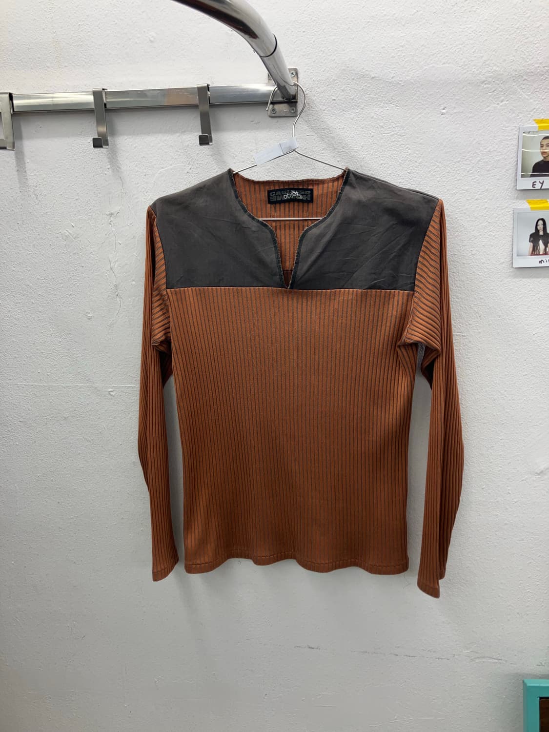 고티에옴므 브이슬릿넥 패널배색 탑 상품이미지1