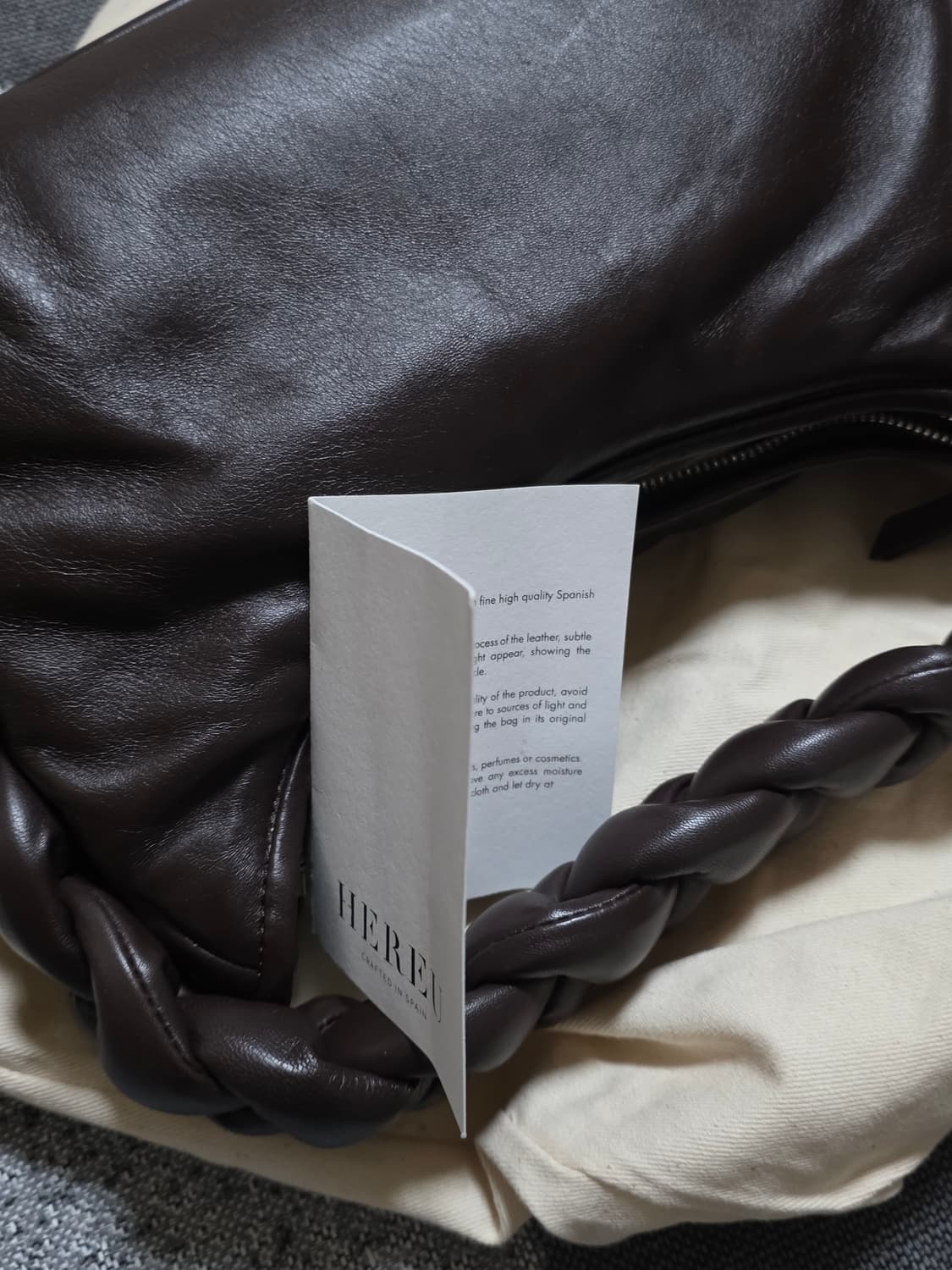 헤레우 에스피가 플레이티드 패디드 숄더백 다크브라운 상품이미지4