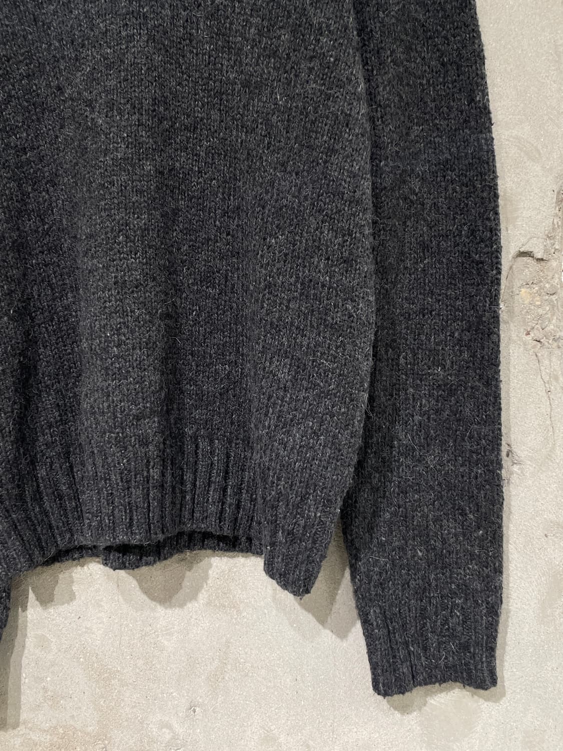 폴로 랄프로렌 차콜 암 패치 V넥 알파카 스웨터 상품이미지5