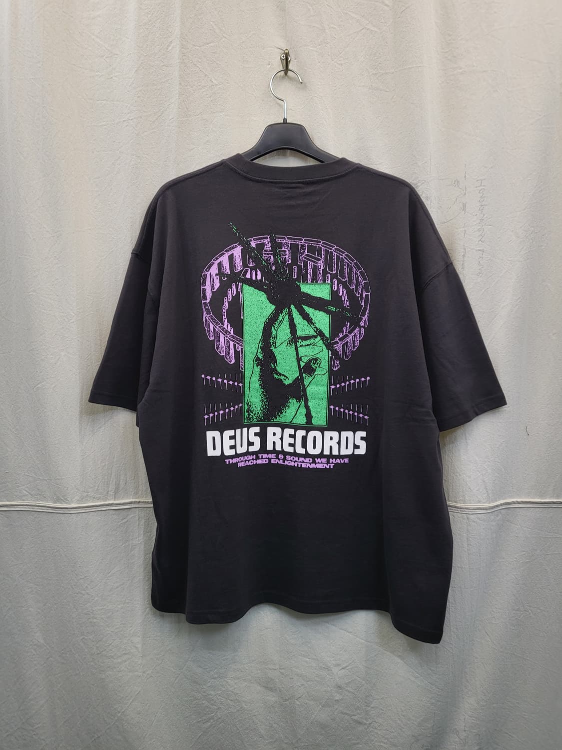 데우스 레코드 프린팅 반팔티 상품이미지2