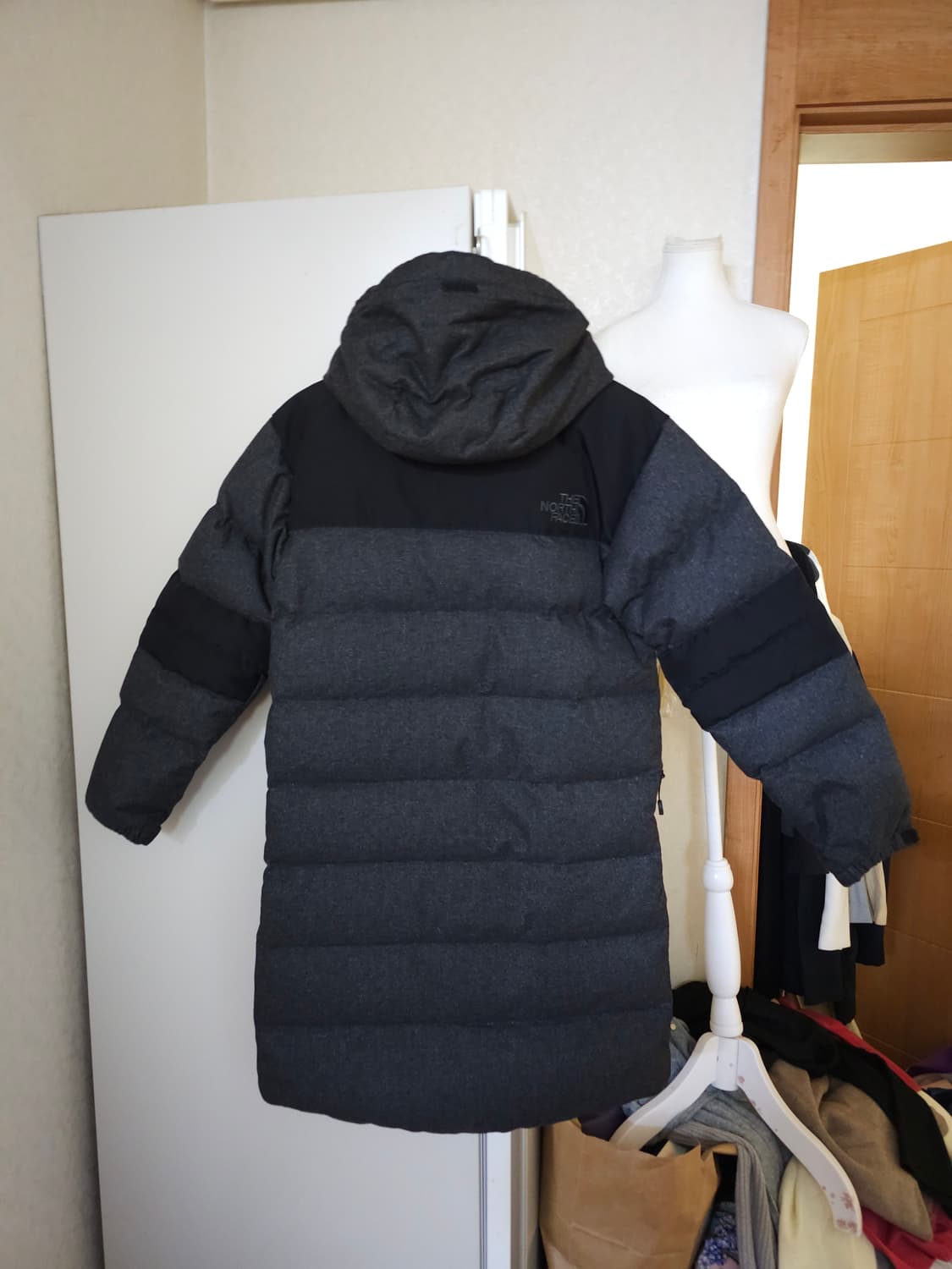 노스페이스 구스다운패딩 그레이 여성 상품이미지4