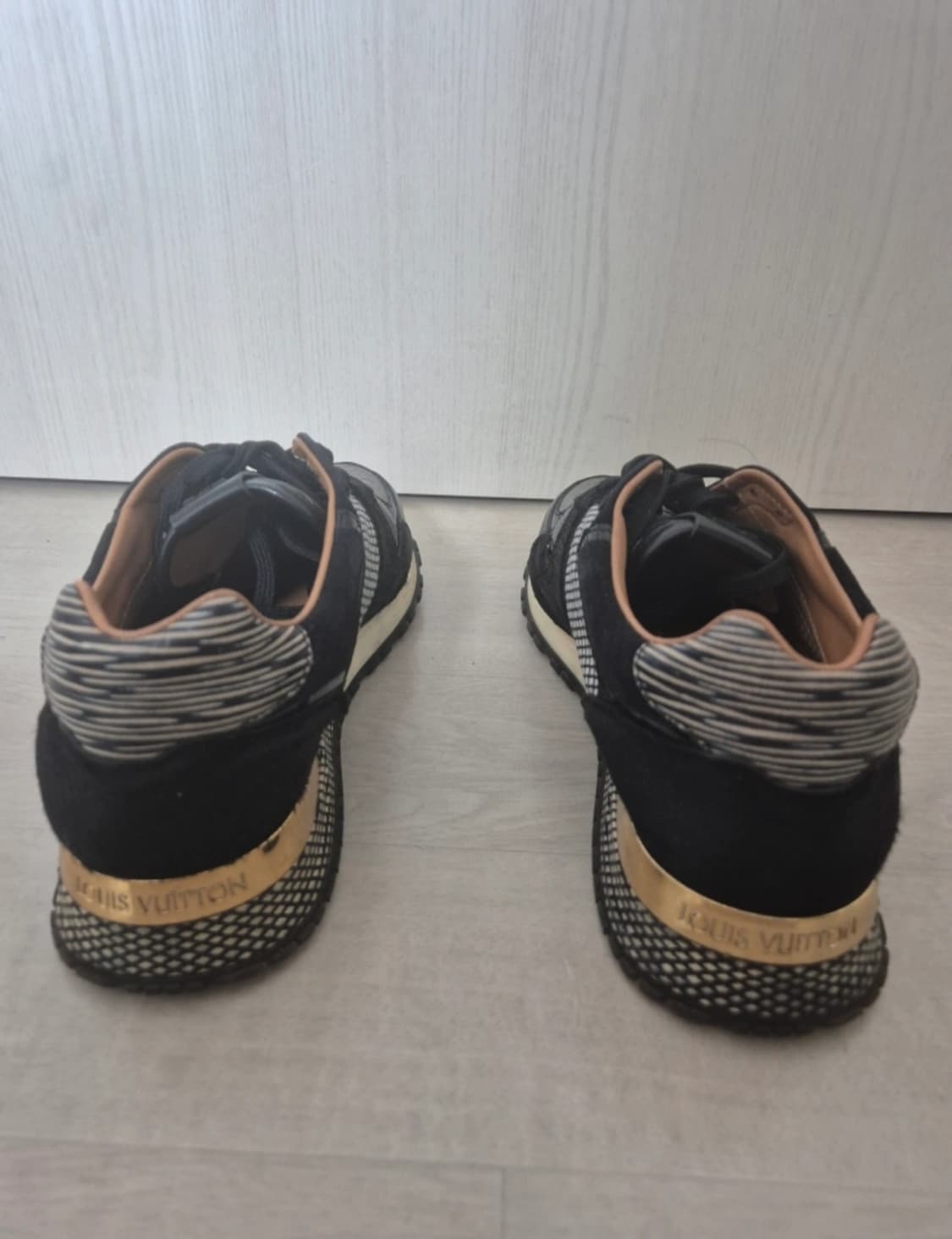 루이비통 런어웨이 스니커즈 운동화 블랙 화이트 36 37 240 상품이미지2