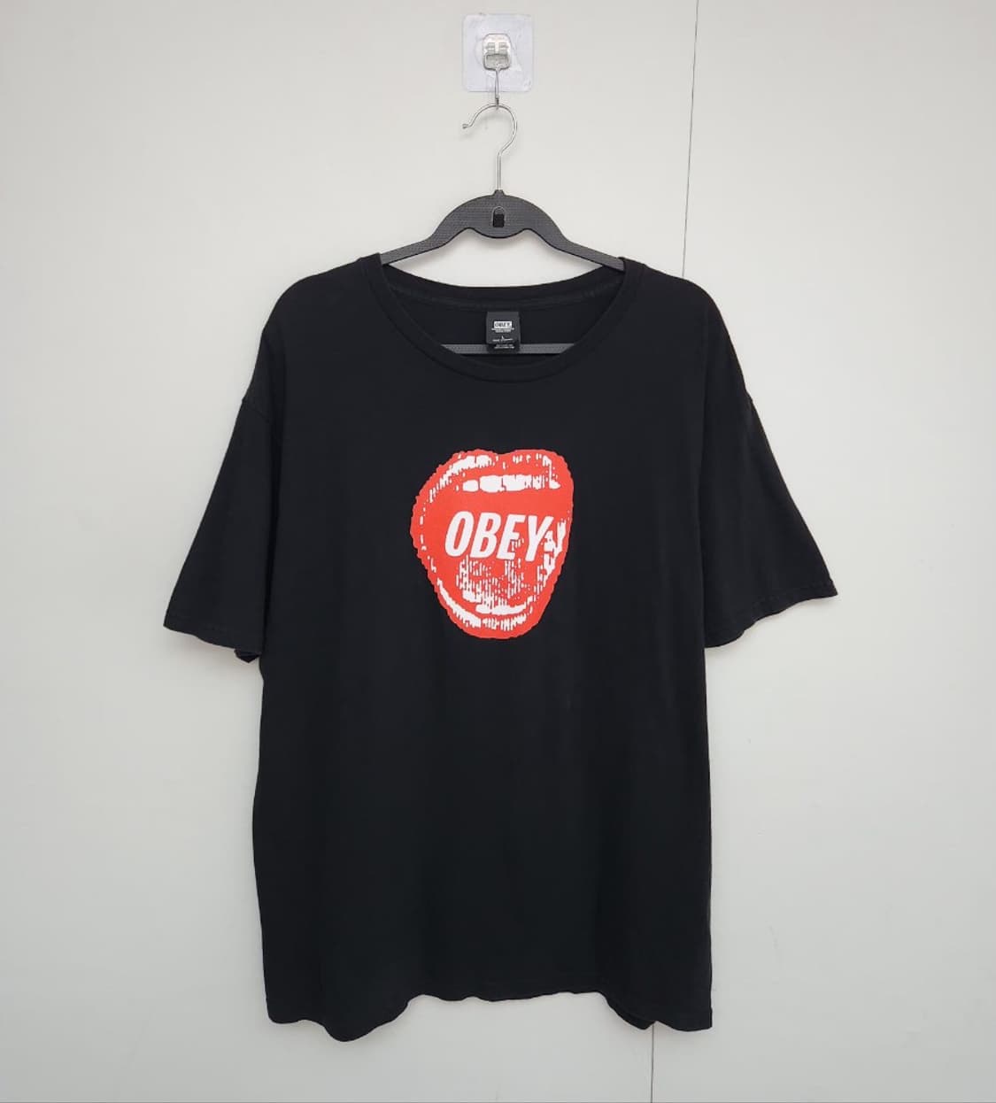 [OBEY 오베이] 100 남 립스틱로고 반팔 티셔츠 상품이미지1