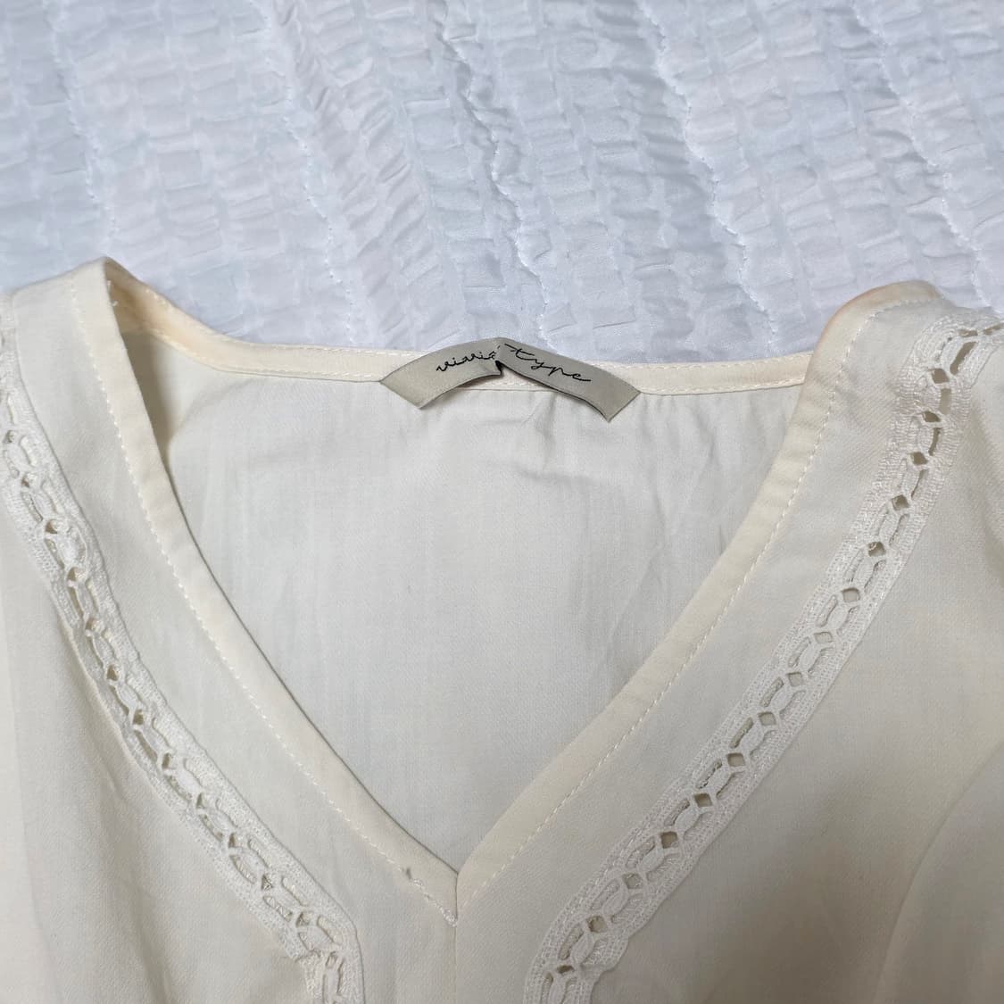 하구미 모리걸st 아이보리 레이스 셔링슬리브 블라우스 상품이미지5