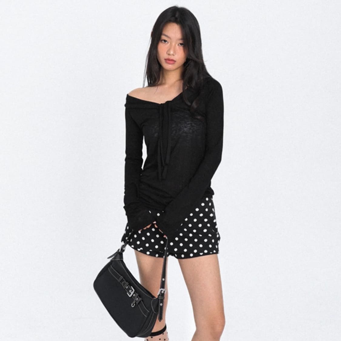 오운서 마리나 오프숄더 블랙 (에스파 윈터 착용) 상품이미지1