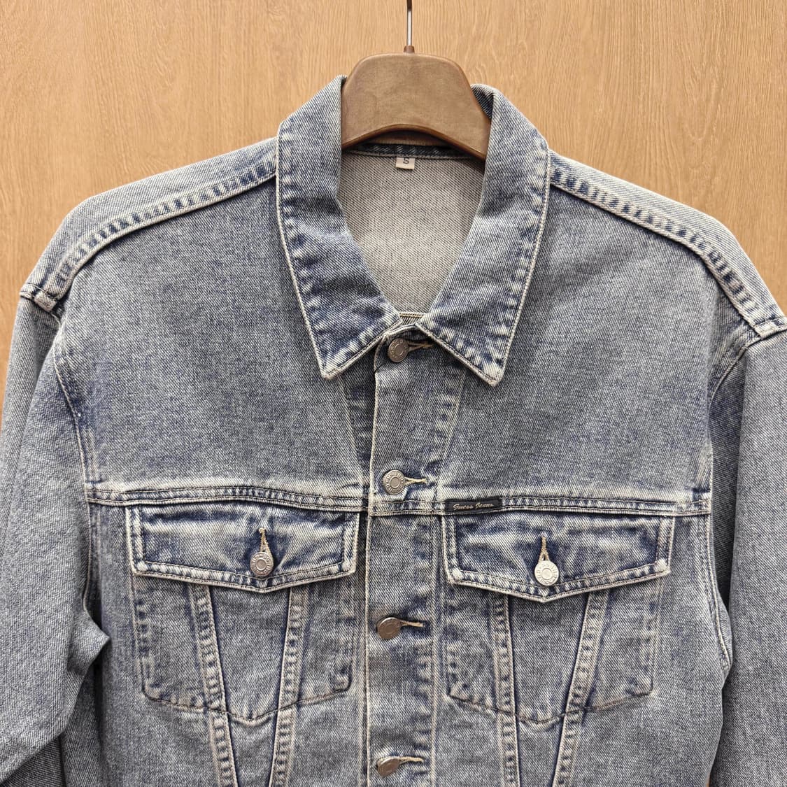 게스 데님 자켓 워싱 버튼업 카라 긴팔 투포켓 플랩 버튼 디테일 연청 상품이미지4