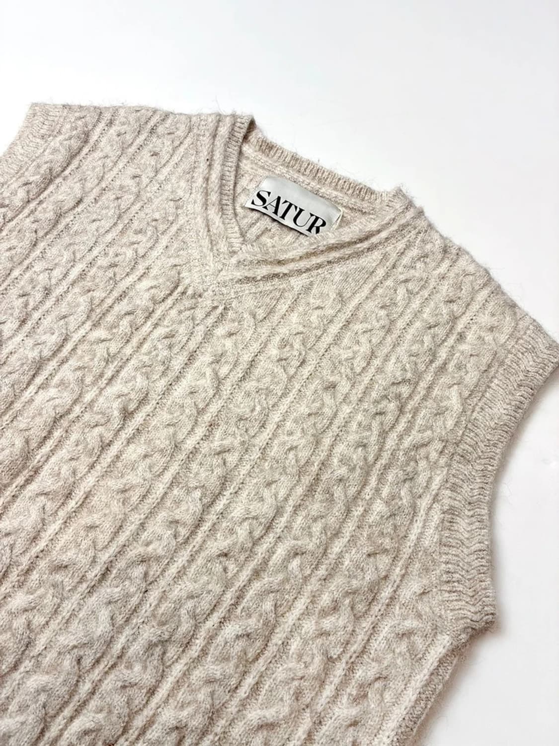 세터 SATUR 23FW 헤어리 케이블 브이넥 베스트 PN5147 상품이미지3