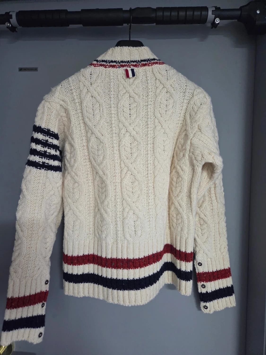 (새상품급) 톰브라운 헤비 케이블 니트 4선 완장 가디건 상품이미지4