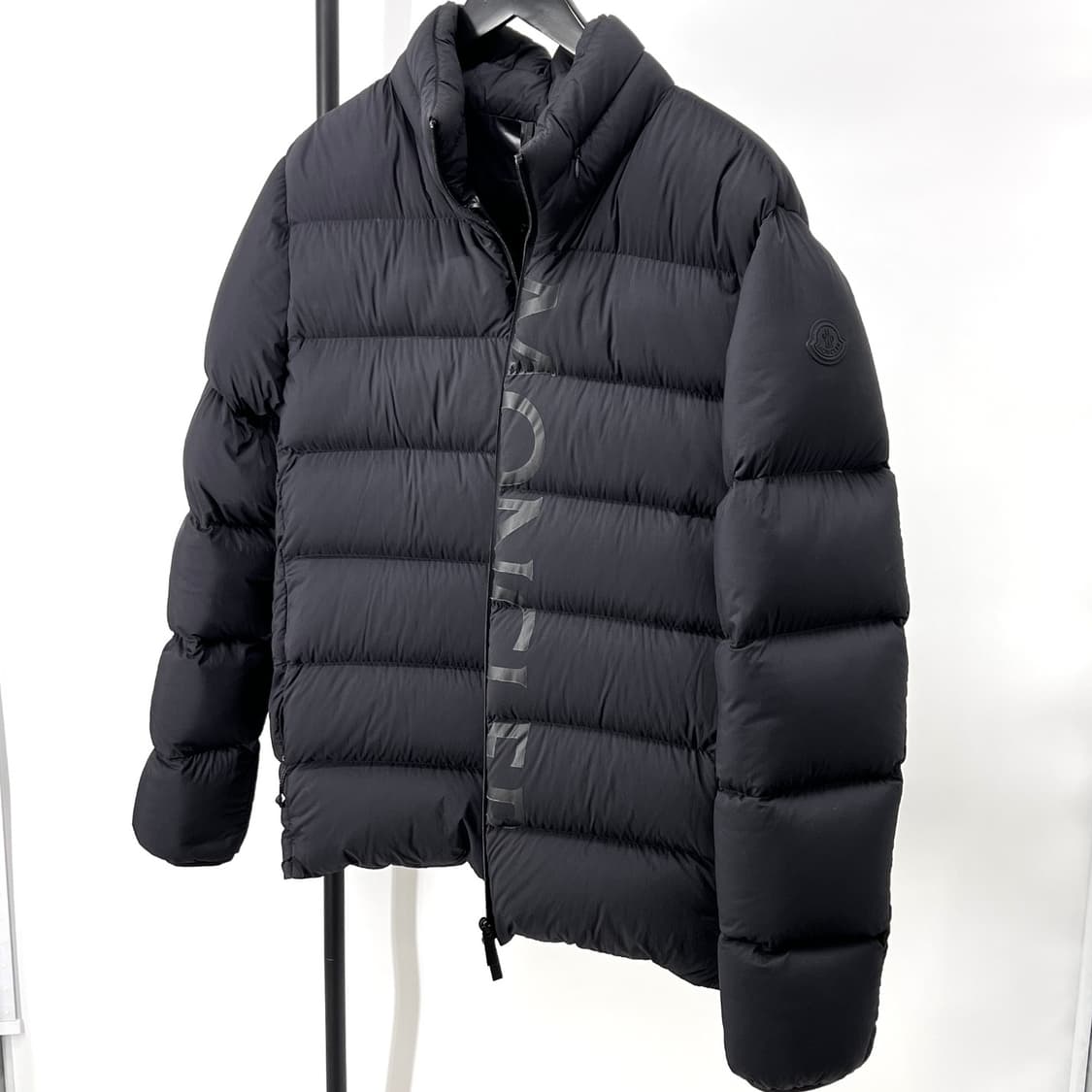 [4사이즈] 몽클레어 블랙 와펜 로고 패딩 점퍼 상품이미지3