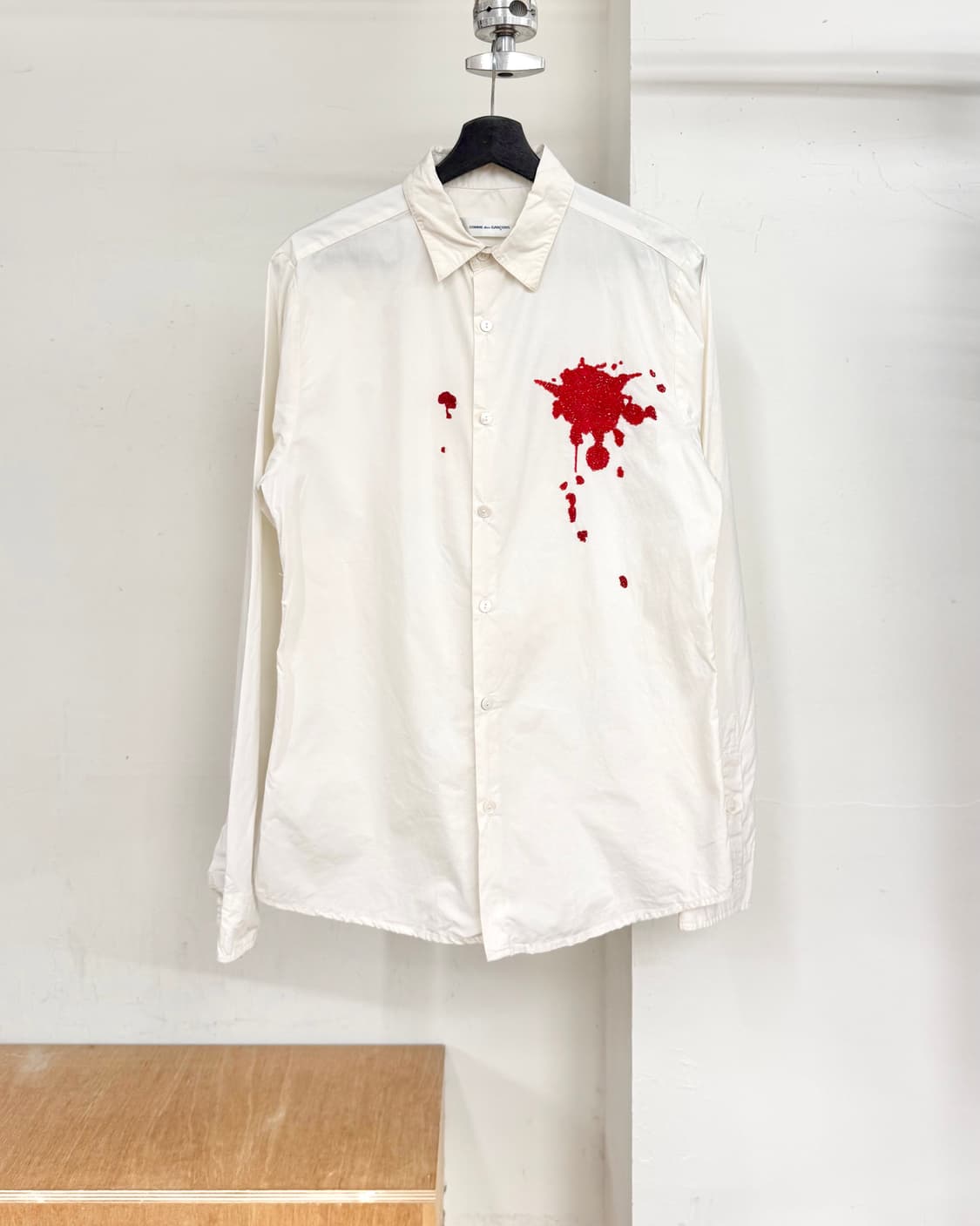 꼼데가르송 화이트 레드 비즈 페인팅 셔츠 상품이미지1
