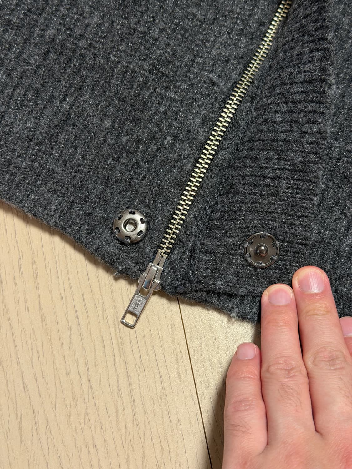 비슬로우 하이넥 니트 집업 자켓 차콜 상품이미지6