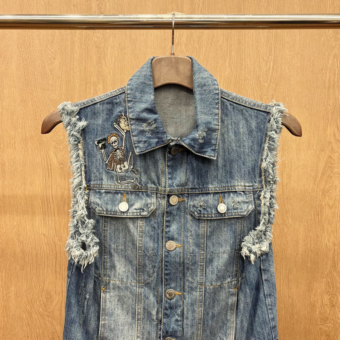 쟈딕 앤 볼테르 데님 베스트 스컬 플라워 자수 가죽 패치 디테일 중청 상품이미지4