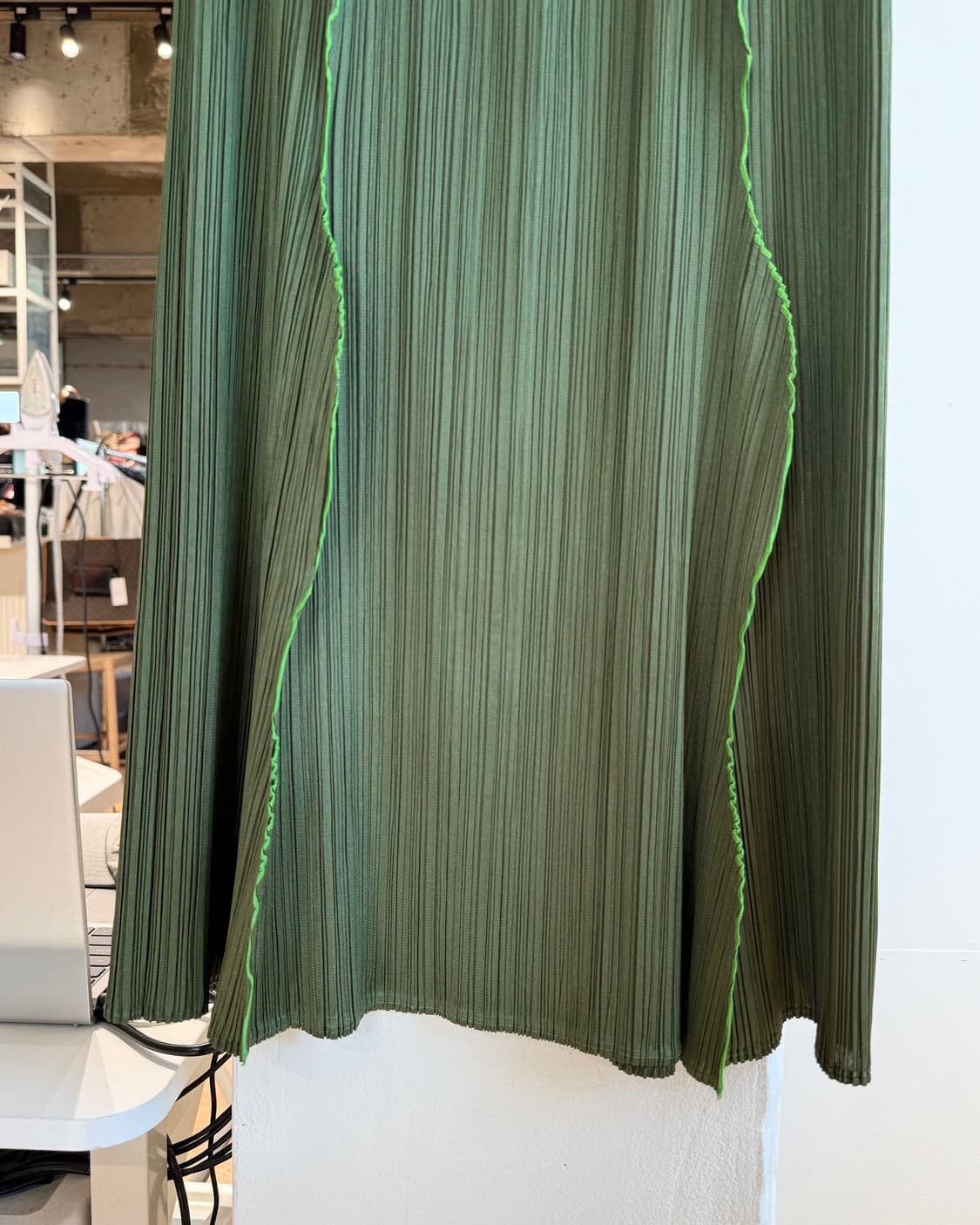 플리츠플리즈 카키 링컬 미디스커트  상품이미지4