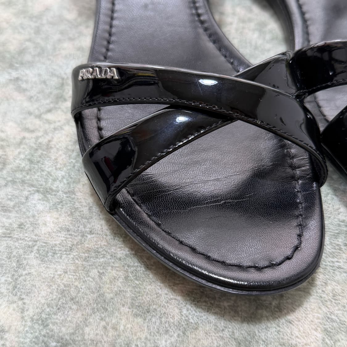 [240mm] PRADA 프라다 에나멜 샌들 상품이미지3