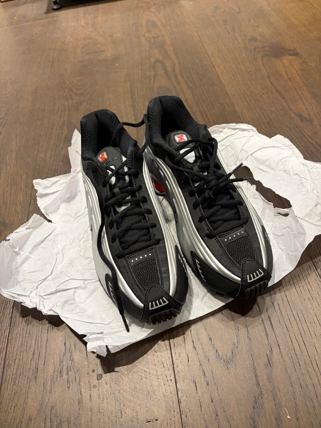 Nike Shox R4 Black and Metallic Silver 상품이미지1
