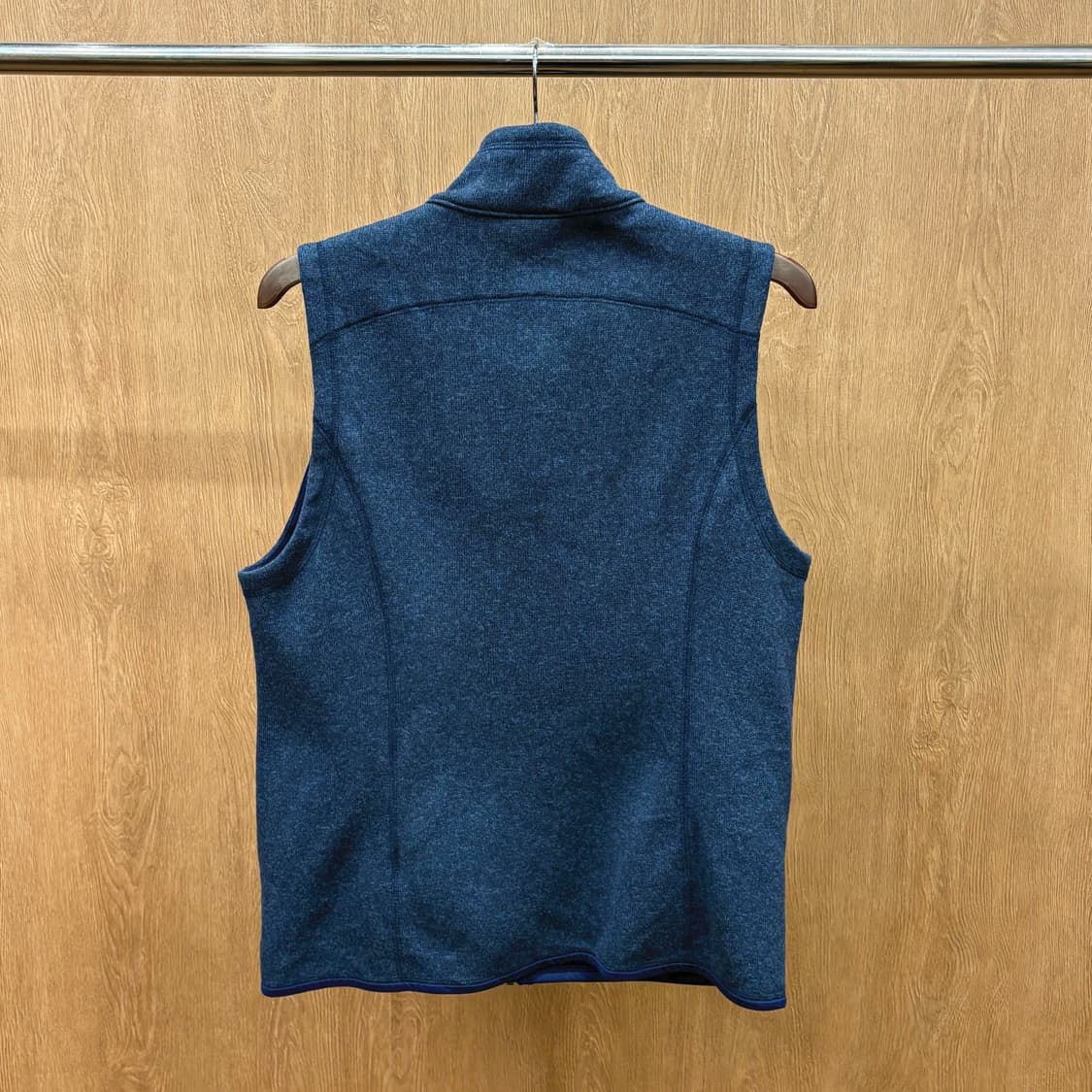 파타고니아 하이넥 플리스 베스트 집업 로고 패치 디테일 네이비 상품이미지3