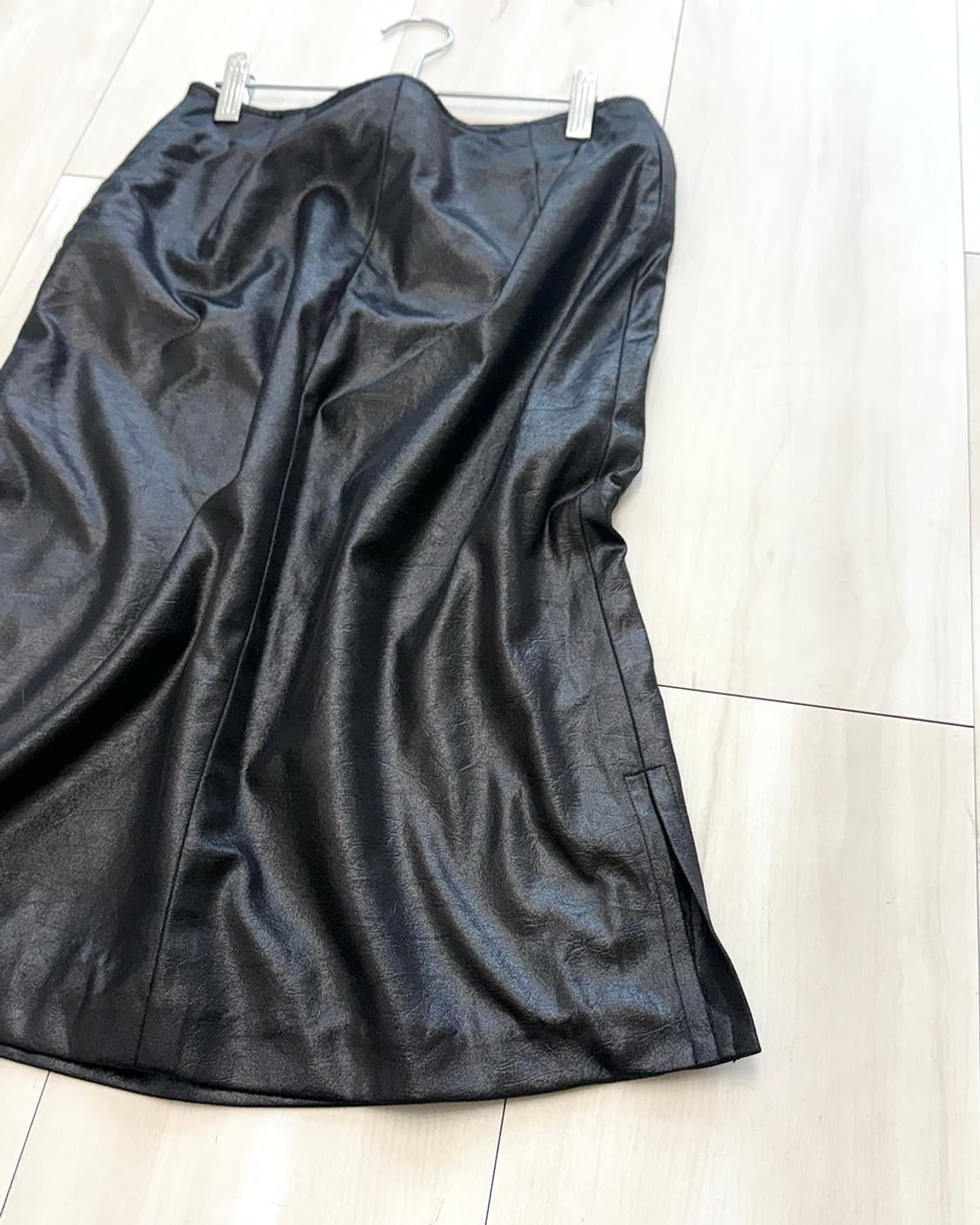 Black Glossy Cracked Midi Skirt  상품이미지4