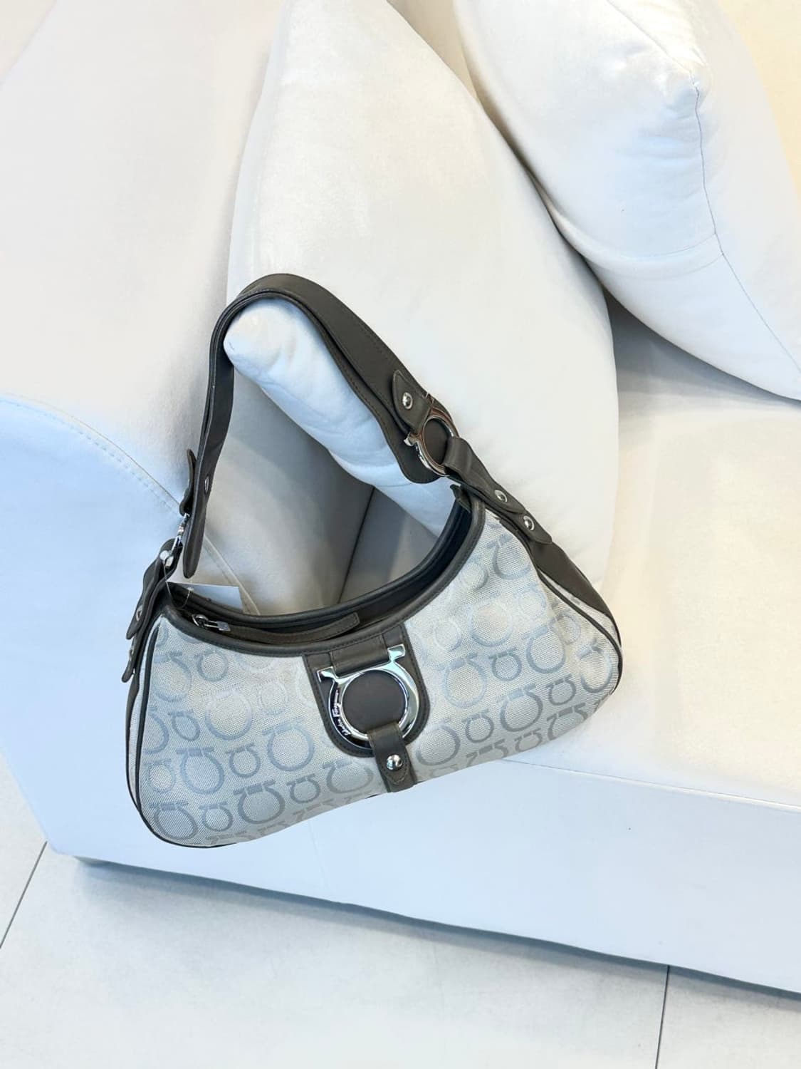 페라가모 자카드 간치니 호보백 (정품) 상품이미지1