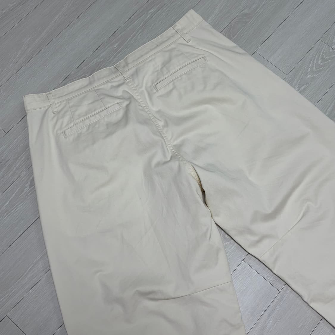 (L)쿠어 코튼 블렌드딥 플리츠 커브드 팬츠 크림베이지 상품이미지4