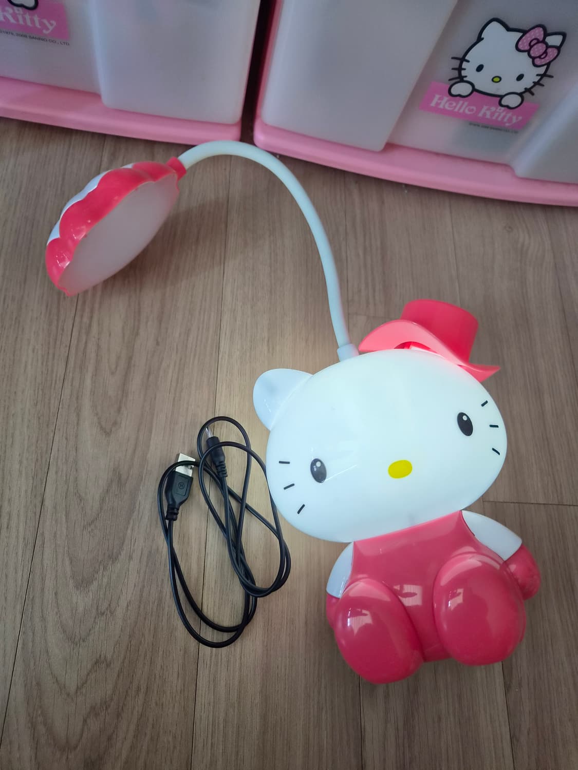 헬로키티 LED 스탠드 조명 + 충전케이블 상품이미지3