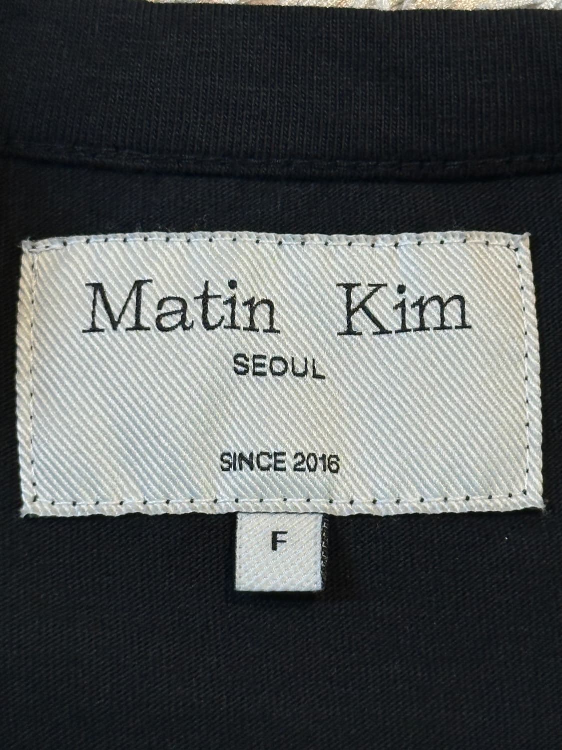 마뗑킴 MATIN KIM 로고 크롭 반팔 티셔츠 블랙 상품이미지4