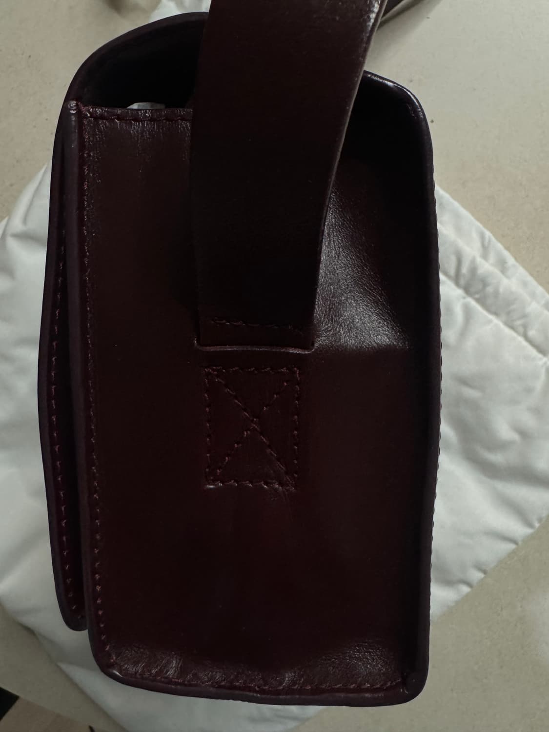 르메르 카메라백 베지터블 탠 레더 체리 마호가니 미듐 사이즈 상품이미지9