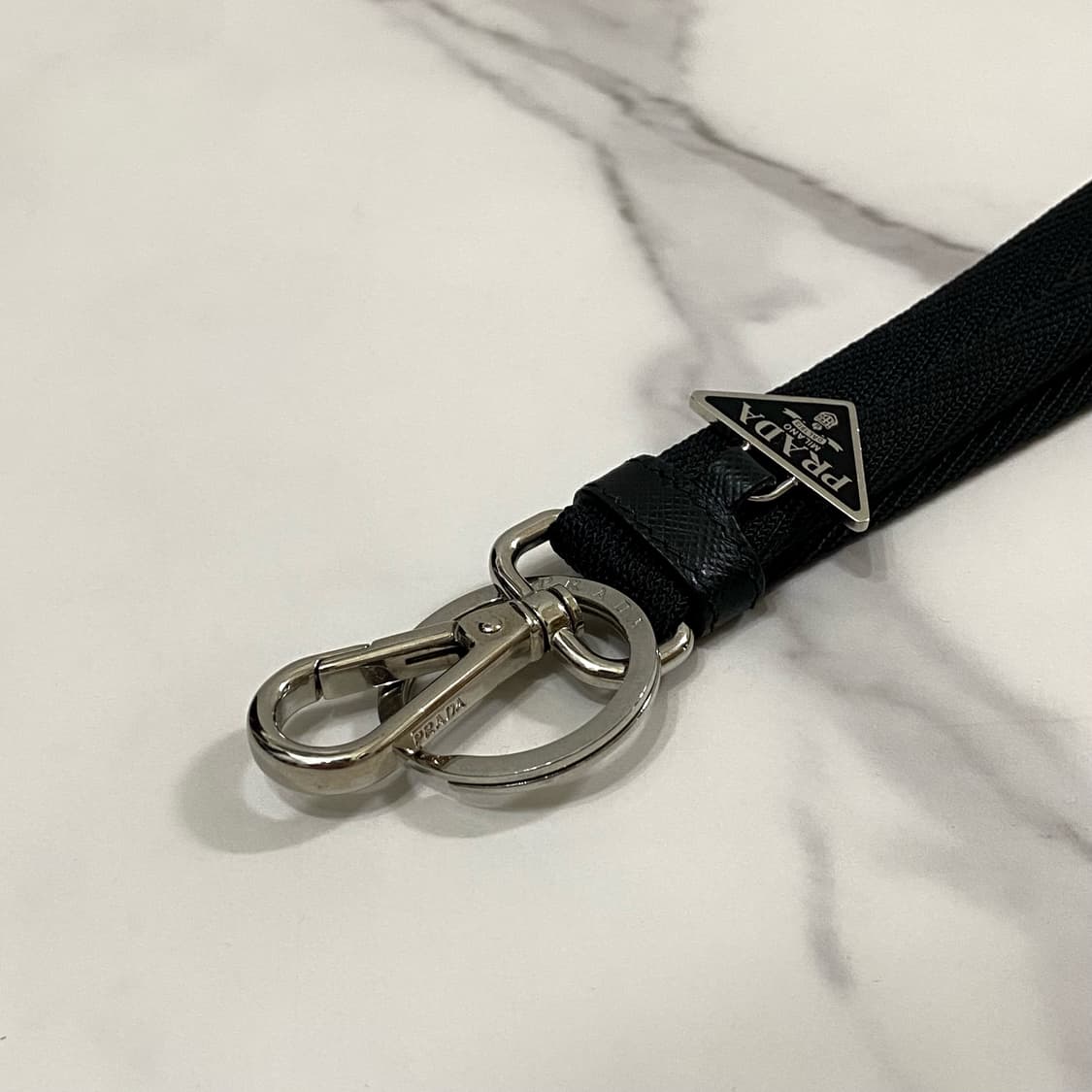 새상품급 프라다 우븐 트라이앵글 로고 키체인 남성 키링 블랙 2PT011 상품이미지3