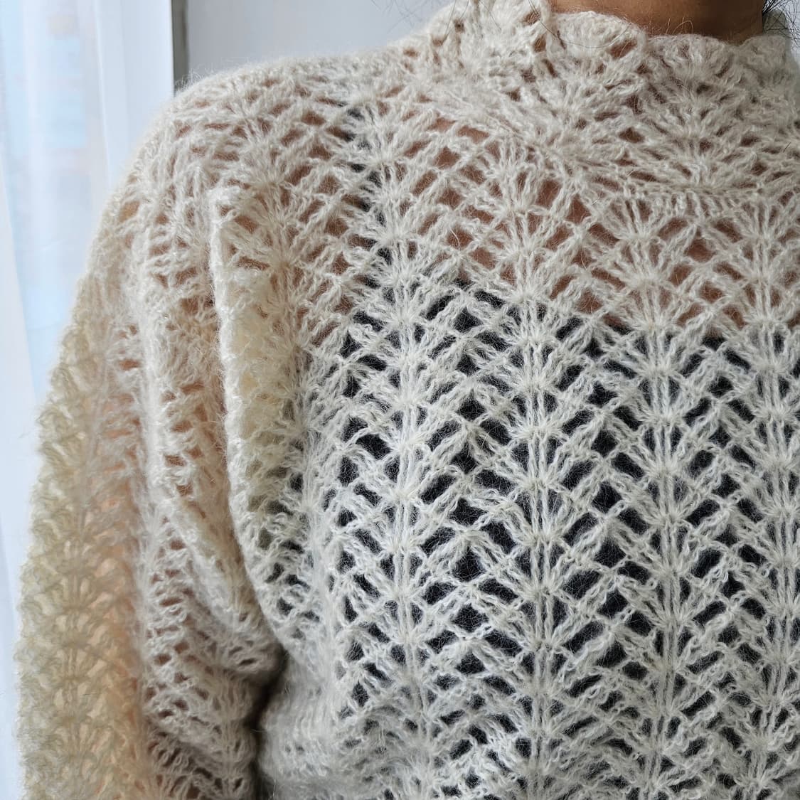 아이보리 모헤어 울 펀칭 시스루 하이넥 니트 상품이미지3