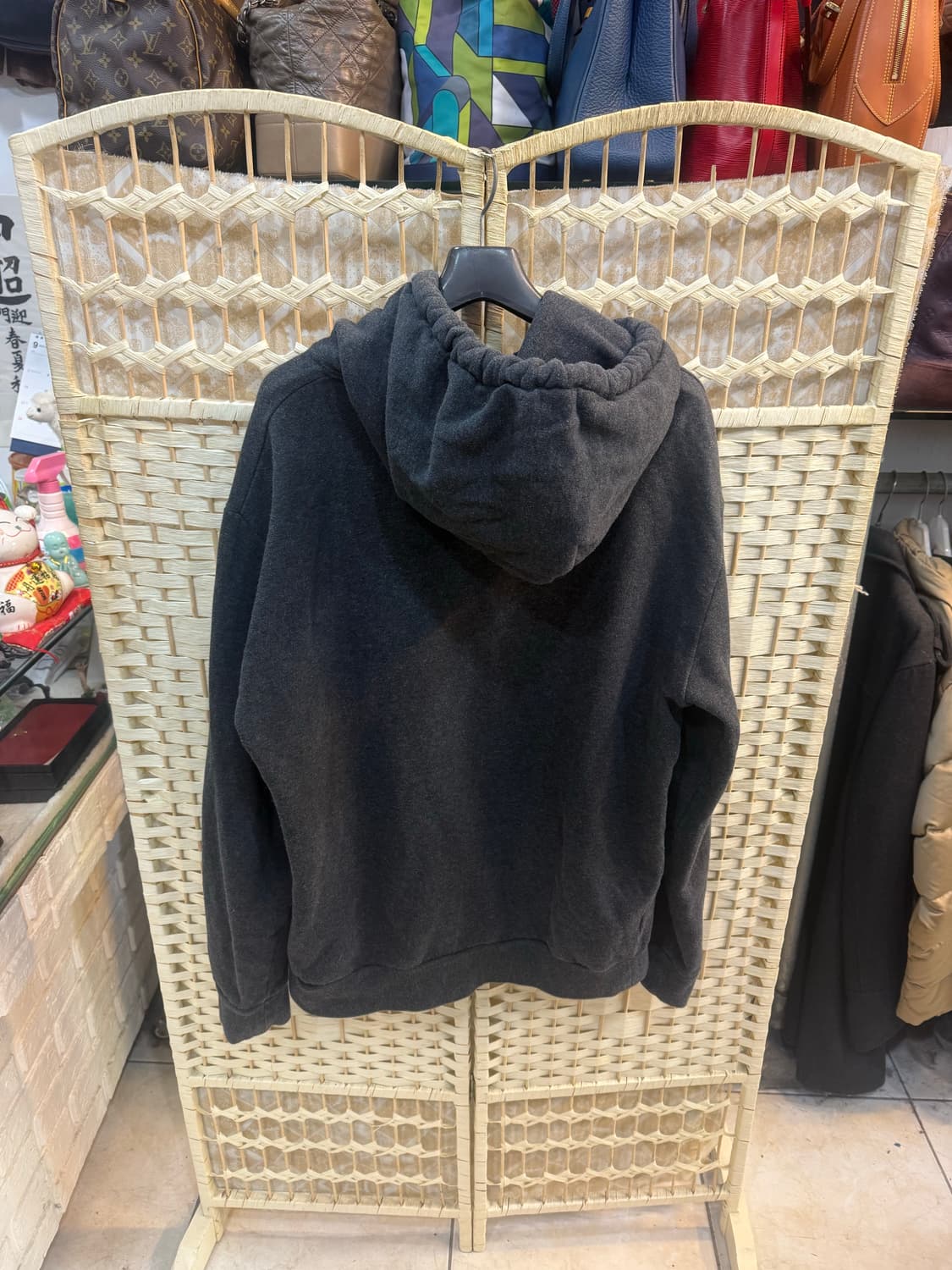 105/23fw 정품 루이비통 차콜 레터링로고 프린팅후드티 팝니다 상품이미지9