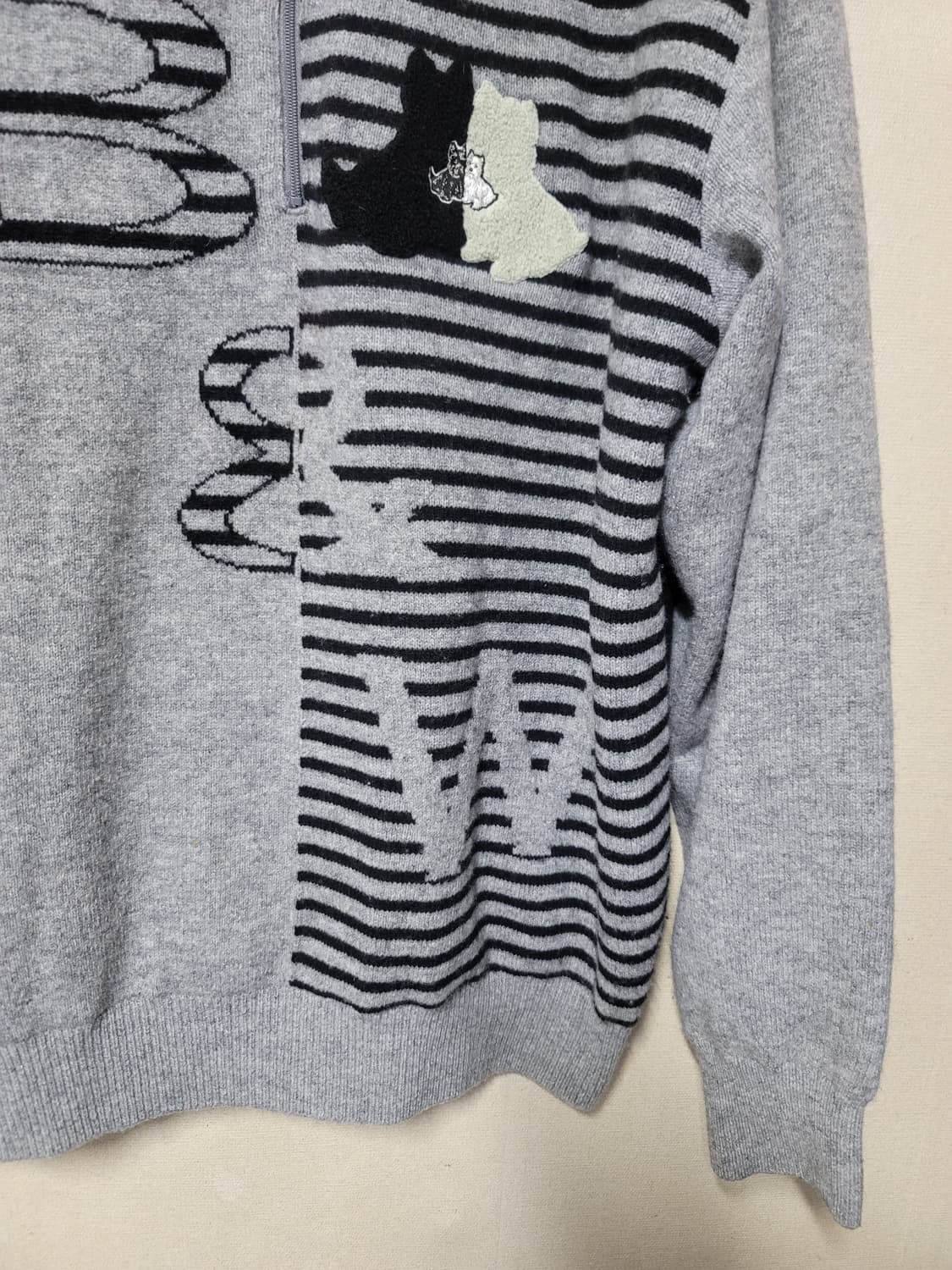 블랙앤화이트 방풍 반집업니트 상품이미지5